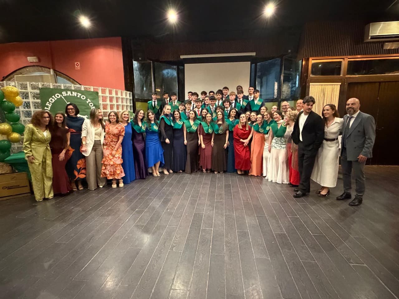 Alumnado y equipo del colegio en la graduación de Bachillerato