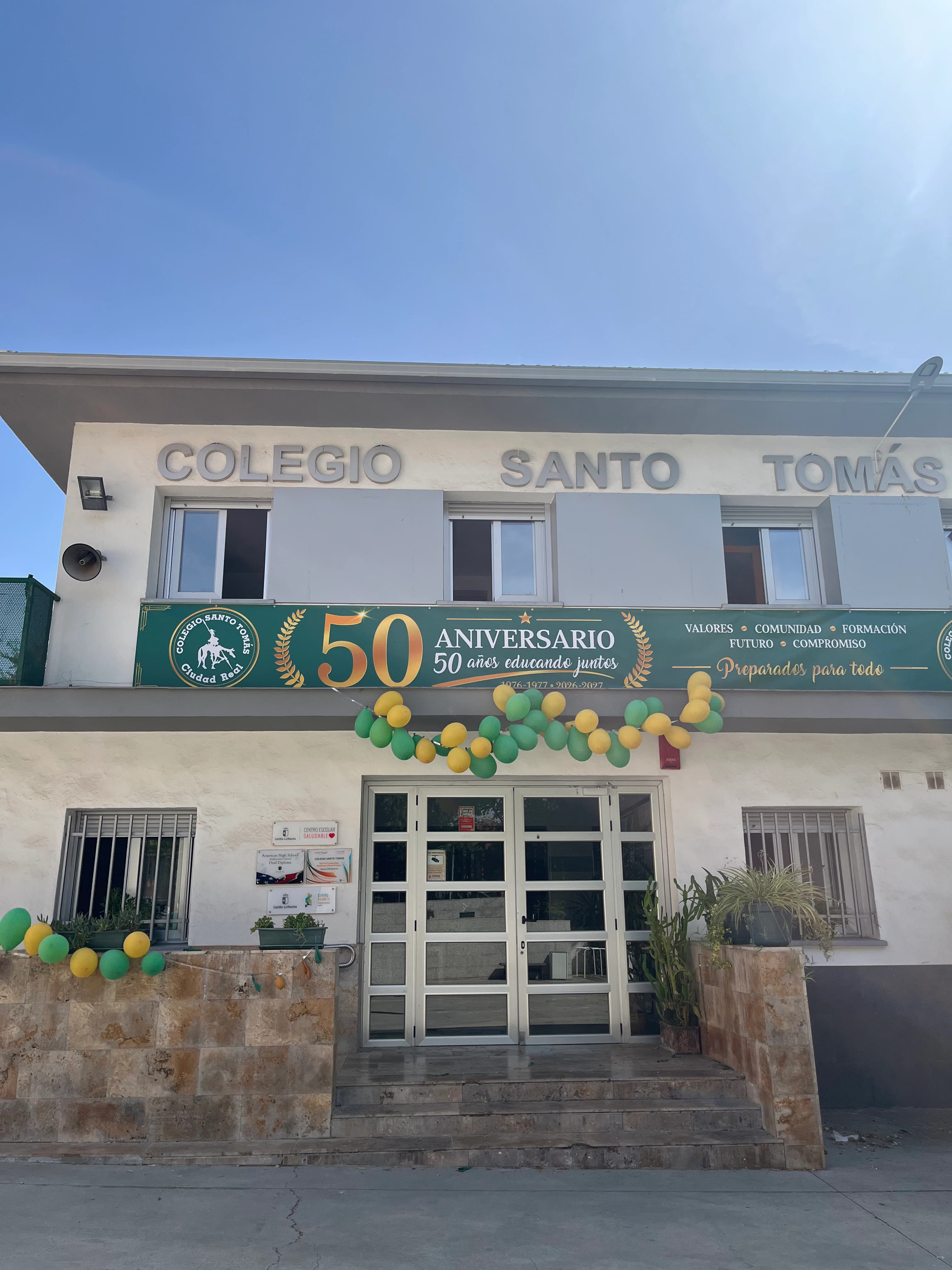 Entrada del Colegio Santo Tomás con la pancarta de su 50 aniversario