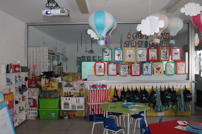 Aula de Infantil del colegio con mesas pequeñas y materiales a su altura
