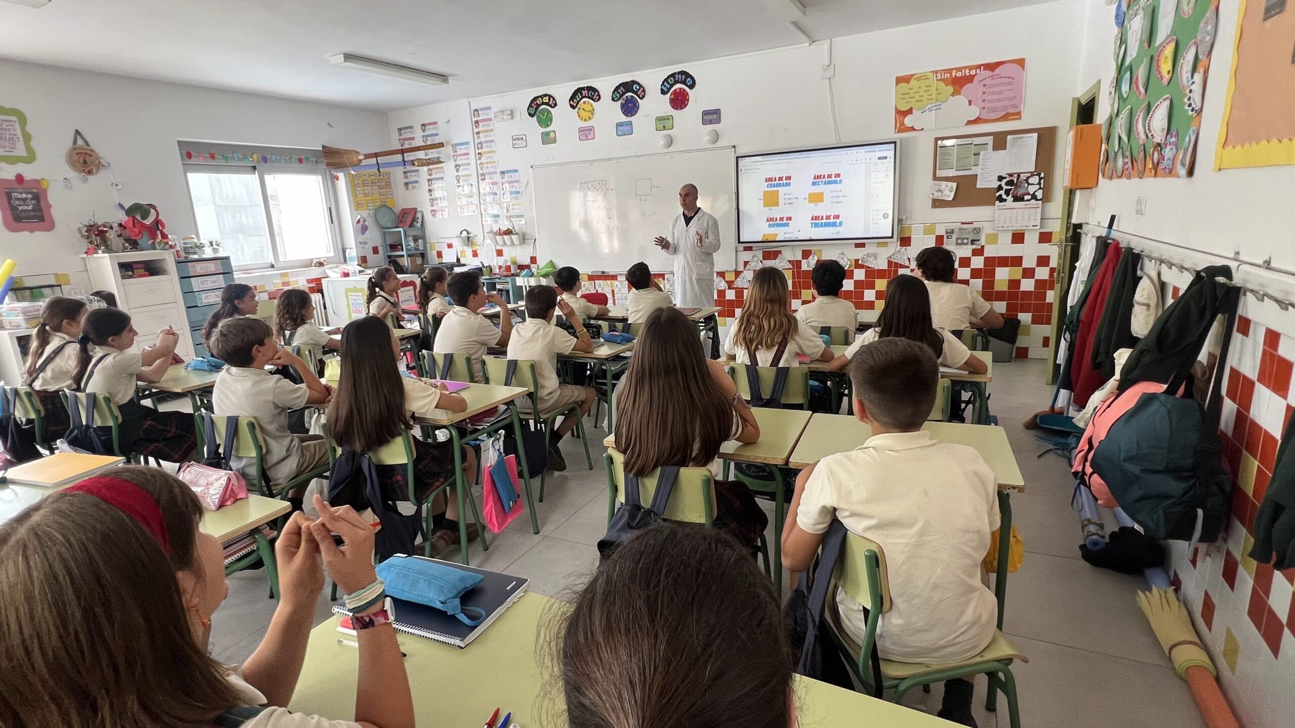 Un día de clase en Santo Tomás, con el alumnado trabajando en el aula