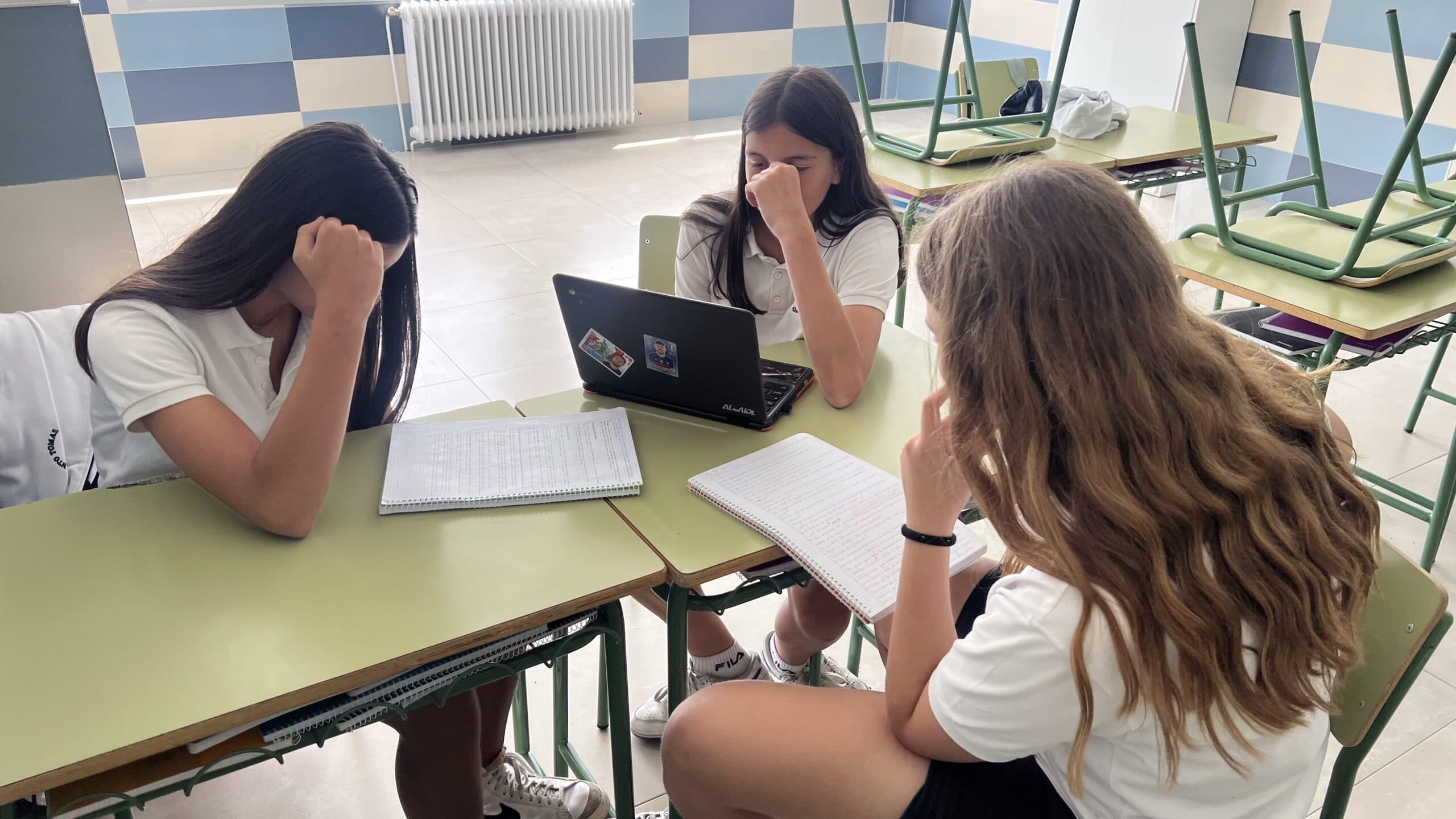 Alumnos colaborando en una actividad de aprendizaje con herramientas digitales