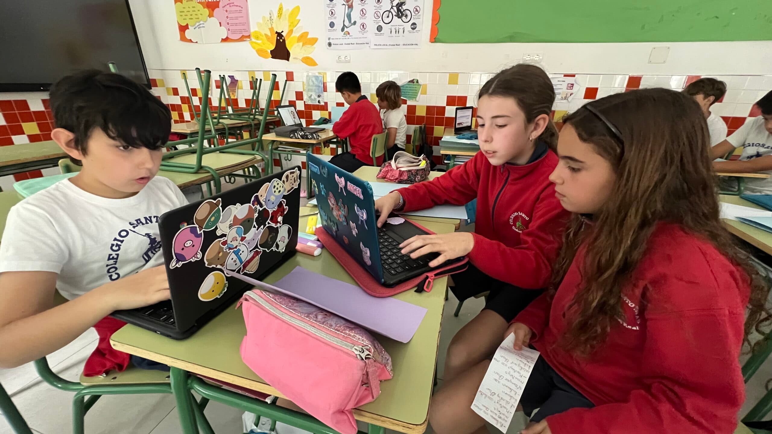 Alumnado de Secundaria trabajando en grupo con herramientas digitales