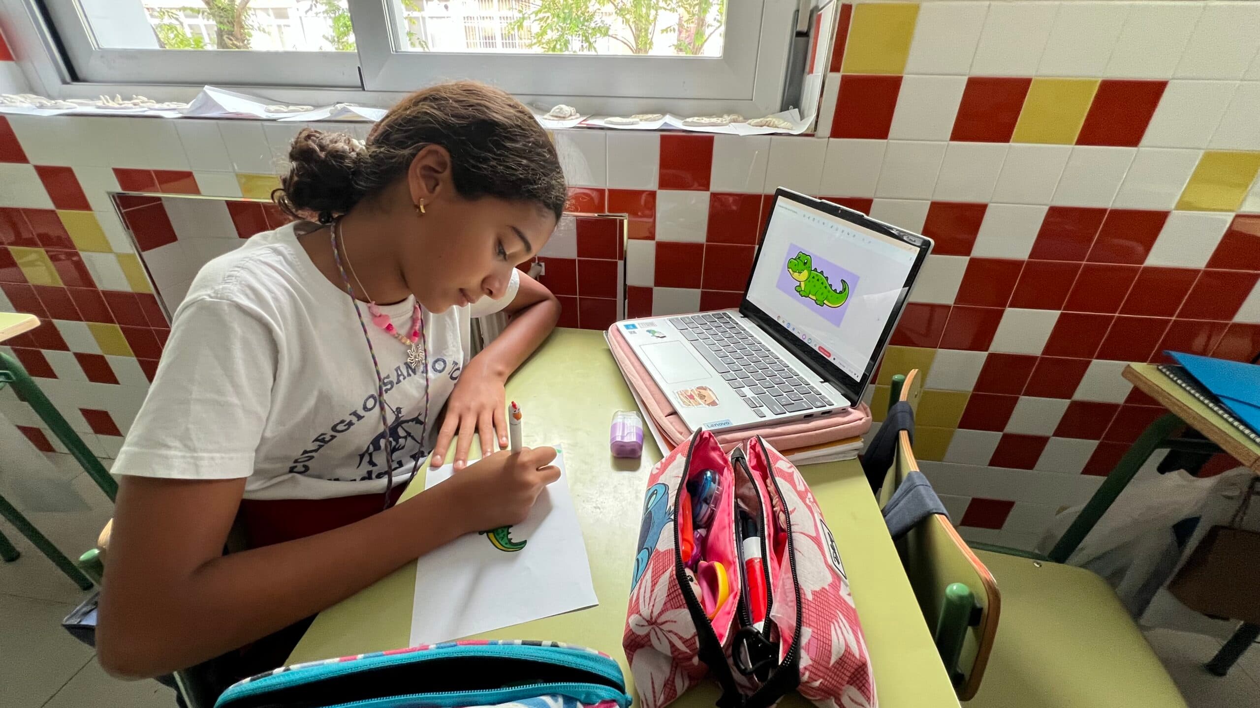 Una alumna trabaja en su cuaderno en el Colegio Santo Tomás