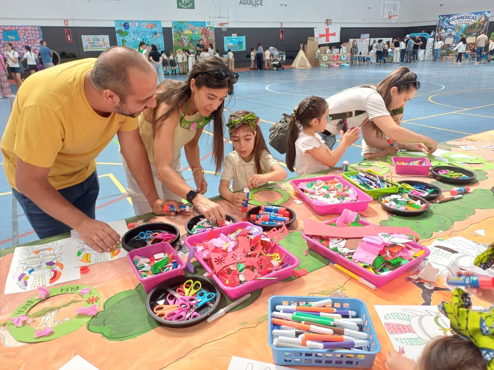 Alumnado participando en una actividad cultural y creativa en el colegio